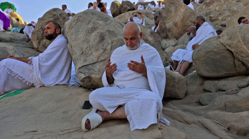 les pelerins du hajj prient sur le mont Arafat.jpg